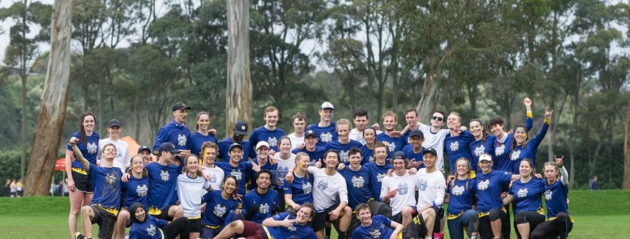 Teams from the 2018 National Tertiary Ultimate Championship pose for a photo after play